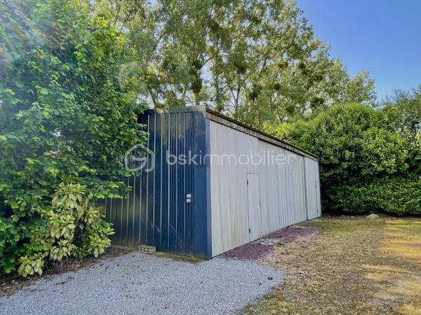 À environ 5 minutes de Ploërmel et à proximité immédiate d’un axe départemental, cet ensemble immobilier composé de deux maisons identiques représente une belle opportunité d’investissement locatif.

Chaque habitation comprend : 
     - Au rez-de-chaussée : une cuisine aménagée et équipée ouverte sur un vaste séjour lumineux ainsi qu’un local technique et WC indépendants. 
     - 1er étage : trois chambres, une salle de bain indépendante et WC séparés. 
     - 2ème étage : deux chambres supplémentaires ainsi qu’une salle d’eau avec WC.

Chaque maison bénéficie également d’une terrasse, d’un jardin privatif et d’un garage indépendant, le tout sur un terrain d'environ 1 700 m².

Pensé pour une gestion locative simplifiée, l’ensemble dispose pour chaque habitation de compteurs d’eau et EDF séparés ainsi que d’un système d’assainissement indépendant. 

Libre d’occupants, ce bien offre de nombreuses possibilités : location longue durée, colocation, location saisonnière ou gîtes.

Potentiel locatif estimé entre 1 800 € et 2 000 € / mois.