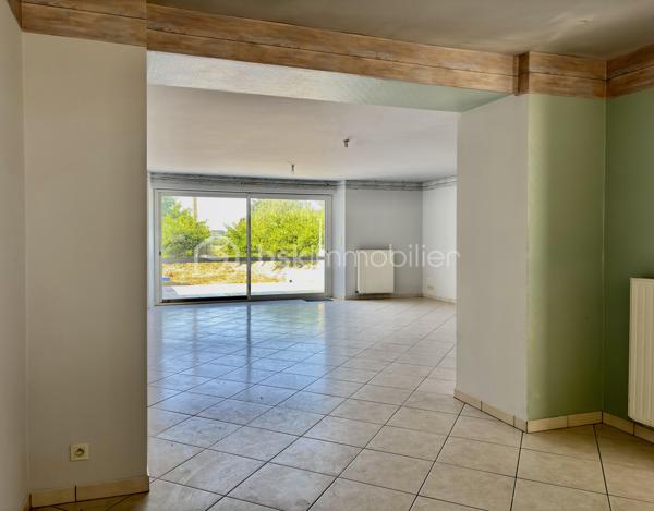 À environ 5 minutes de Ploërmel et à proximité immédiate d’un axe départemental, cet ensemble immobilier composé de deux maisons identiques représente une belle opportunité d’investissement locatif.

Chaque habitation comprend : 
     - Au rez-de-chaussée : une cuisine aménagée et équipée ouverte sur un vaste séjour lumineux ainsi qu’un local technique et WC indépendants. 
     - 1er étage : trois chambres, une salle de bain indépendante et WC séparés. 
     - 2ème étage : deux chambres supplémentaires ainsi qu’une salle d’eau avec WC.

Chaque maison bénéficie également d’une terrasse, d’un jardin privatif et d’un garage indépendant, le tout sur un terrain d'environ 1 700 m².

Pensé pour une gestion locative simplifiée, l’ensemble dispose pour chaque habitation de compteurs d’eau et EDF séparés ainsi que d’un système d’assainissement indépendant. 

Libre d’occupants, ce bien offre de nombreuses possibilités : location longue durée, colocation, location saisonnière ou gîtes.

Potentiel locatif estimé entre 1 800 € et 2 000 € / mois.
