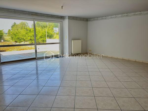 À environ 5 minutes de Ploërmel et à proximité immédiate d’un axe départemental, cet ensemble immobilier composé de deux maisons identiques représente une belle opportunité d’investissement locatif.

Chaque habitation comprend : 
     - Au rez-de-chaussée : une cuisine aménagée et équipée ouverte sur un vaste séjour lumineux ainsi qu’un local technique et WC indépendants. 
     - 1er étage : trois chambres, une salle de bain indépendante et WC séparés. 
     - 2ème étage : deux chambres supplémentaires ainsi qu’une salle d’eau avec WC.

Chaque maison bénéficie également d’une terrasse, d’un jardin privatif et d’un garage indépendant, le tout sur un terrain d'environ 1 700 m².

Pensé pour une gestion locative simplifiée, l’ensemble dispose pour chaque habitation de compteurs d’eau et EDF séparés ainsi que d’un système d’assainissement indépendant. 

Libre d’occupants, ce bien offre de nombreuses possibilités : location longue durée, colocation, location saisonnière ou gîtes.

Potentiel locatif estimé entre 1 800 € et 2 000 € / mois.