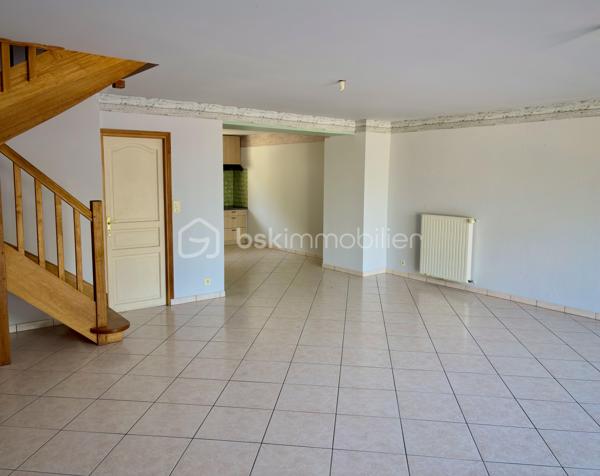À environ 5 minutes de Ploërmel et à proximité immédiate d’un axe départemental, cet ensemble immobilier composé de deux maisons identiques représente une belle opportunité d’investissement locatif.

Chaque habitation comprend : 
     - Au rez-de-chaussée : une cuisine aménagée et équipée ouverte sur un vaste séjour lumineux ainsi qu’un local technique et WC indépendants. 
     - 1er étage : trois chambres, une salle de bain indépendante et WC séparés. 
     - 2ème étage : deux chambres supplémentaires ainsi qu’une salle d’eau avec WC.

Chaque maison bénéficie également d’une terrasse, d’un jardin privatif et d’un garage indépendant, le tout sur un terrain d'environ 1 700 m².

Pensé pour une gestion locative simplifiée, l’ensemble dispose pour chaque habitation de compteurs d’eau et EDF séparés ainsi que d’un système d’assainissement indépendant. 

Libre d’occupants, ce bien offre de nombreuses possibilités : location longue durée, colocation, location saisonnière ou gîtes.

Potentiel locatif estimé entre 1 800 € et 2 000 € / mois.