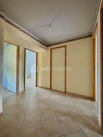 À environ 5 minutes de Ploërmel et à proximité immédiate d’un axe départemental, cet ensemble immobilier composé de deux maisons identiques représente une belle opportunité d’investissement locatif.

Chaque habitation comprend : 
     - Au rez-de-chaussée : une cuisine aménagée et équipée ouverte sur un vaste séjour lumineux ainsi qu’un local technique et WC indépendants. 
     - 1er étage : trois chambres, une salle de bain indépendante et WC séparés. 
     - 2ème étage : deux chambres supplémentaires ainsi qu’une salle d’eau avec WC.

Chaque maison bénéficie également d’une terrasse, d’un jardin privatif et d’un garage indépendant, le tout sur un terrain d'environ 1 700 m².

Pensé pour une gestion locative simplifiée, l’ensemble dispose pour chaque habitation de compteurs d’eau et EDF séparés ainsi que d’un système d’assainissement indépendant. 

Libre d’occupants, ce bien offre de nombreuses possibilités : location longue durée, colocation, location saisonnière ou gîtes.

Potentiel locatif estimé entre 1 800 € et 2 000 € / mois.