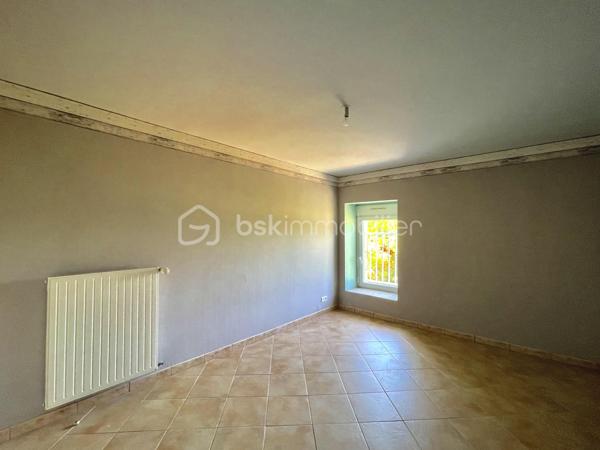 À environ 5 minutes de Ploërmel et à proximité immédiate d’un axe départemental, cet ensemble immobilier composé de deux maisons identiques représente une belle opportunité d’investissement locatif.

Chaque habitation comprend : 
     - Au rez-de-chaussée : une cuisine aménagée et équipée ouverte sur un vaste séjour lumineux ainsi qu’un local technique et WC indépendants. 
     - 1er étage : trois chambres, une salle de bain indépendante et WC séparés. 
     - 2ème étage : deux chambres supplémentaires ainsi qu’une salle d’eau avec WC.

Chaque maison bénéficie également d’une terrasse, d’un jardin privatif et d’un garage indépendant, le tout sur un terrain d'environ 1 700 m².

Pensé pour une gestion locative simplifiée, l’ensemble dispose pour chaque habitation de compteurs d’eau et EDF séparés ainsi que d’un système d’assainissement indépendant. 

Libre d’occupants, ce bien offre de nombreuses possibilités : location longue durée, colocation, location saisonnière ou gîtes.

Potentiel locatif estimé entre 1 800 € et 2 000 € / mois.