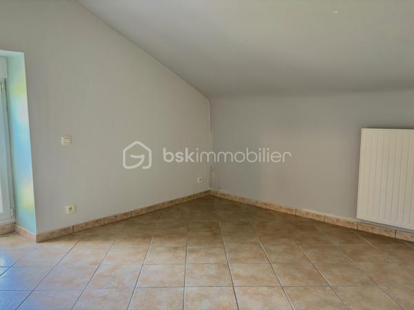 À environ 5 minutes de Ploërmel et à proximité immédiate d’un axe départemental, cet ensemble immobilier composé de deux maisons identiques représente une belle opportunité d’investissement locatif.

Chaque habitation comprend : 
     - Au rez-de-chaussée : une cuisine aménagée et équipée ouverte sur un vaste séjour lumineux ainsi qu’un local technique et WC indépendants. 
     - 1er étage : trois chambres, une salle de bain indépendante et WC séparés. 
     - 2ème étage : deux chambres supplémentaires ainsi qu’une salle d’eau avec WC.

Chaque maison bénéficie également d’une terrasse, d’un jardin privatif et d’un garage indépendant, le tout sur un terrain d'environ 1 700 m².

Pensé pour une gestion locative simplifiée, l’ensemble dispose pour chaque habitation de compteurs d’eau et EDF séparés ainsi que d’un système d’assainissement indépendant. 

Libre d’occupants, ce bien offre de nombreuses possibilités : location longue durée, colocation, location saisonnière ou gîtes.

Potentiel locatif estimé entre 1 800 € et 2 000 € / mois.