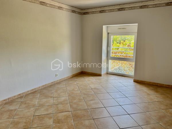 À environ 5 minutes de Ploërmel et à proximité immédiate d’un axe départemental, cet ensemble immobilier composé de deux maisons identiques représente une belle opportunité d’investissement locatif.

Chaque habitation comprend : 
     - Au rez-de-chaussée : une cuisine aménagée et équipée ouverte sur un vaste séjour lumineux ainsi qu’un local technique et WC indépendants. 
     - 1er étage : trois chambres, une salle de bain indépendante et WC séparés. 
     - 2ème étage : deux chambres supplémentaires ainsi qu’une salle d’eau avec WC.

Chaque maison bénéficie également d’une terrasse, d’un jardin privatif et d’un garage indépendant, le tout sur un terrain d'environ 1 700 m².

Pensé pour une gestion locative simplifiée, l’ensemble dispose pour chaque habitation de compteurs d’eau et EDF séparés ainsi que d’un système d’assainissement indépendant. 

Libre d’occupants, ce bien offre de nombreuses possibilités : location longue durée, colocation, location saisonnière ou gîtes.

Potentiel locatif estimé entre 1 800 € et 2 000 € / mois.