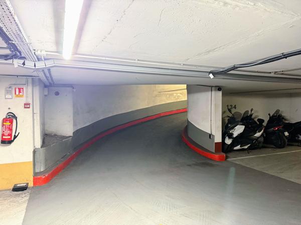Parking
        
        - 12 m² Exclusivité 25 000 € *