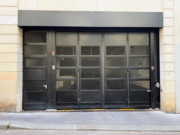 Parking
        
        - 12 m² Exclusivité 25 000 € *