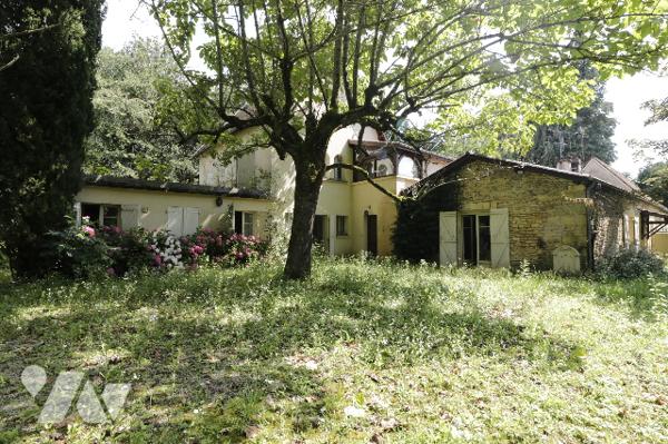 A VENDRE - SARLAT LA CANEDA - Maison de 368 m² sur parcelle de 10175 m²