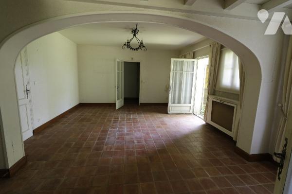 A VENDRE - SARLAT LA CANEDA - Maison de 368 m² sur parcelle de 10175 m²