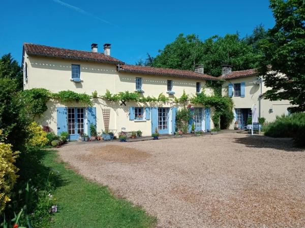 En bordure de village, maison indépendante de quatre chambres avec deux gîtes de deux chambres, grand jardin et piscine
