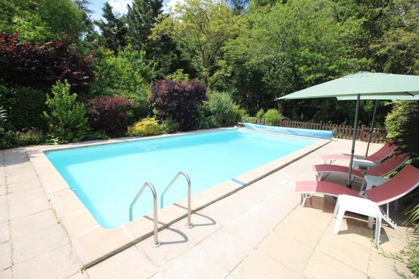 En bordure de village, maison indépendante de quatre chambres avec deux gîtes de deux chambres, grand jardin et piscine