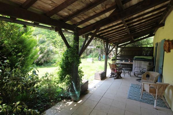En bordure de village, maison indépendante de quatre chambres avec deux gîtes de deux chambres, grand jardin et piscine