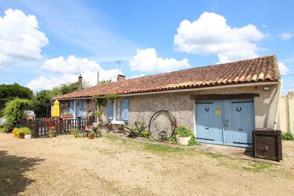 En bordure de village, maison indépendante de quatre chambres avec deux gîtes de deux chambres, grand jardin et piscine