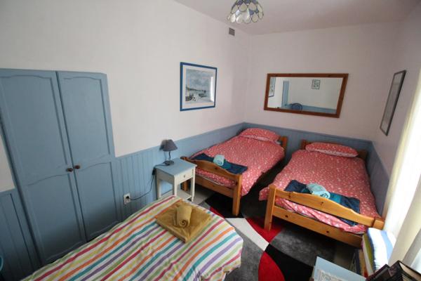 En bordure de village, maison indépendante de quatre chambres avec deux gîtes de deux chambres, grand jardin et piscine