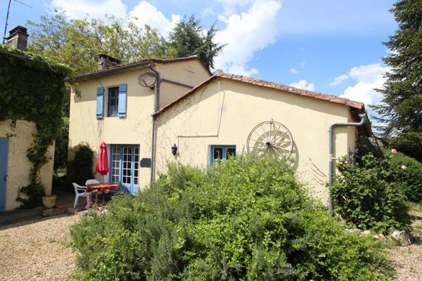 En bordure de village, maison indépendante de quatre chambres avec deux gîtes de deux chambres, grand jardin et piscine
