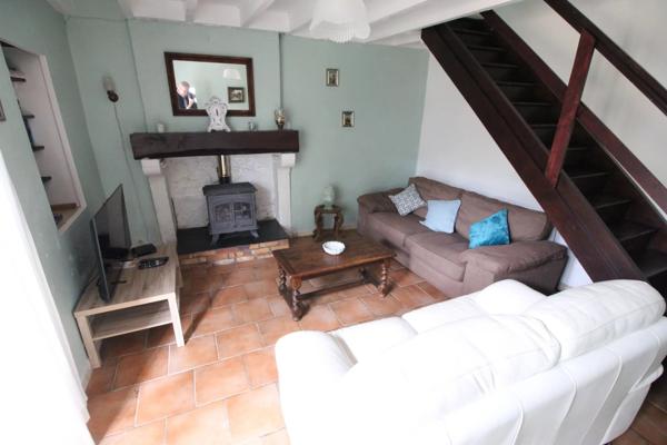 En bordure de village, maison indépendante de quatre chambres avec deux gîtes de deux chambres, grand jardin et piscine