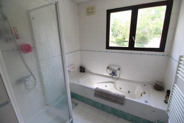 En bordure de village, maison indépendante de quatre chambres avec deux gîtes de deux chambres, grand jardin et piscine