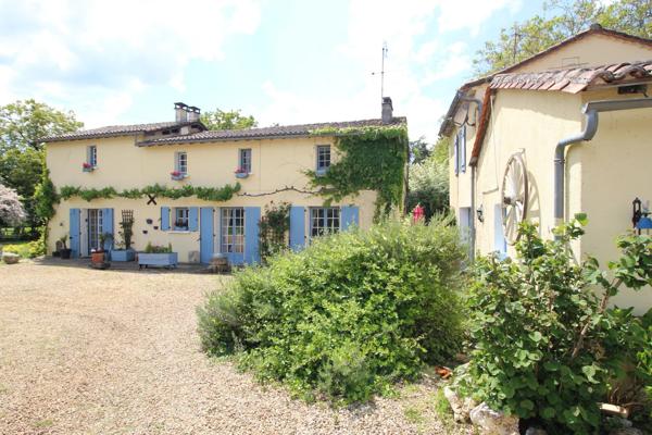 En bordure de village, maison indépendante de quatre chambres avec deux gîtes de deux chambres, grand jardin et piscine