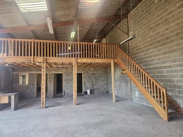 Entrepôt et bureaux à vendre à Saint-Paterne-Racan dans l'Indre-et-Loire (37370), ref : 132134