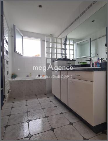 Maison à Bressuire, 79300 - 12 pièces 189m²