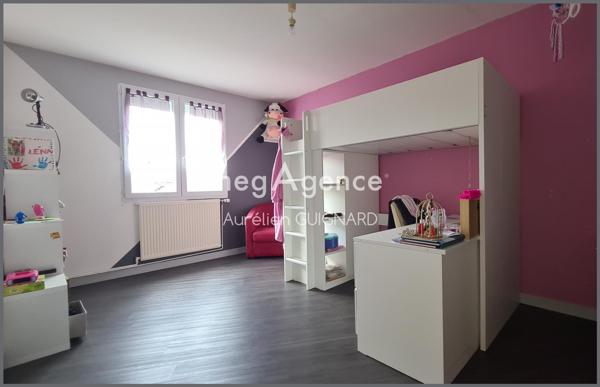 Maison à Bressuire, 79300 - 12 pièces 189m²