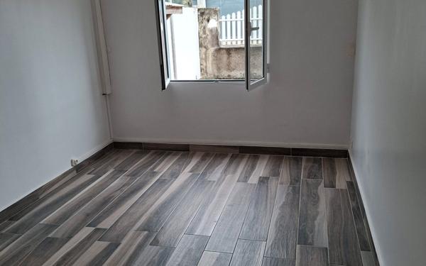 Maison à louer    5 pièces •  Petit-Bourg