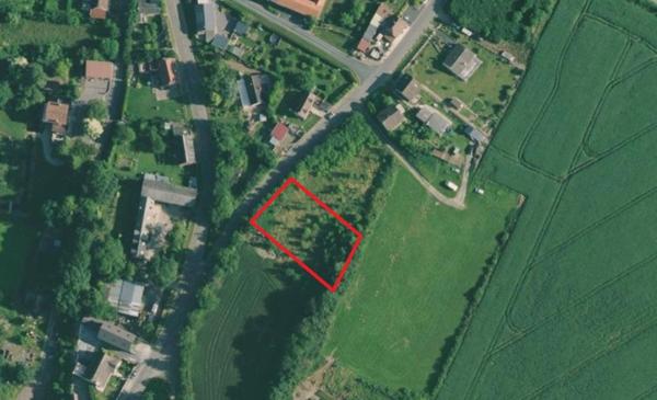 Joli terrain à bâtir situé dans une rue calme