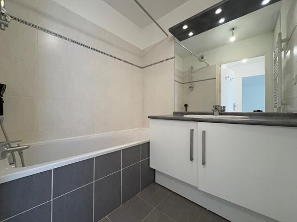 BD BOUYALA D'ARNAUD/MARS 12EME. Appartement type 2 en RDJ avec box