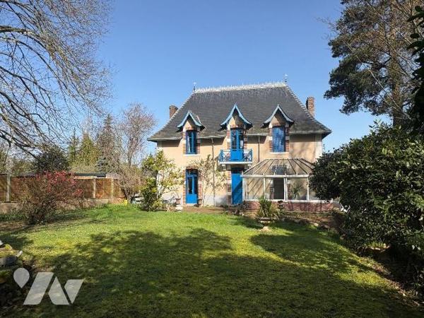 Idéalement située au coeur du bourg de Rougé, à l'abri des regards et dans un environnement pai...
