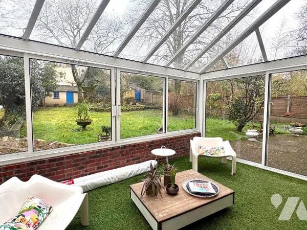 Idéalement située au coeur du bourg de Rougé, à l'abri des regards et dans un environnement pai...