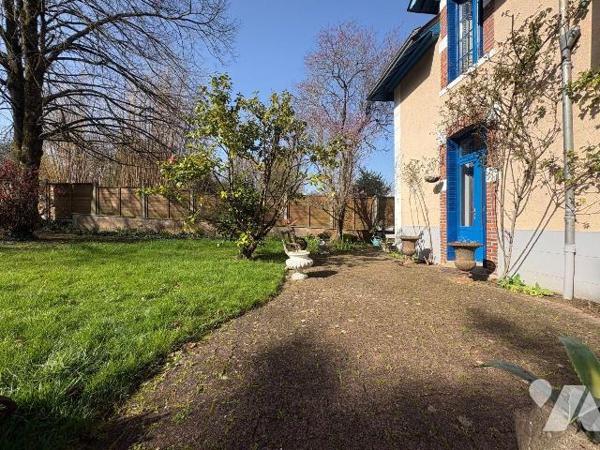 Idéalement située au coeur du bourg de Rougé, à l'abri des regards et dans un environnement pai...