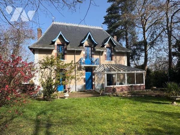 Idéalement située au coeur du bourg de Rougé, à l'abri des regards et dans un environnement pai...