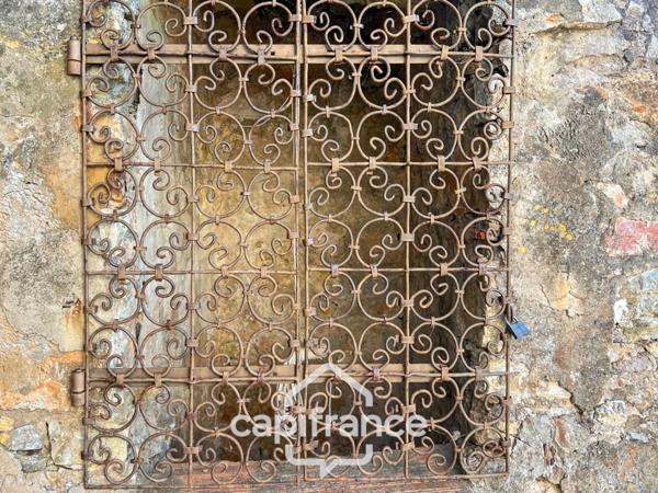 Maison à vendre 6 pièces HYERES (83) - Charme de l'ancien - 4 chambres - 200m2 habitables - Piscine - possibilité 2 appartements.