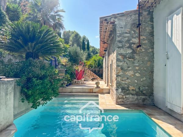 Maison à vendre 6 pièces HYERES (83) - Charme de l'ancien - 4 chambres - 200m2 habitables - Piscine - possibilité 2 appartements.