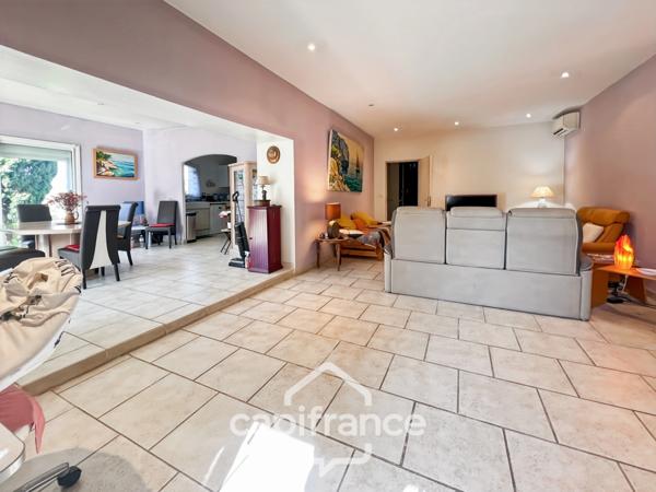 Maison à vendre 6 pièces HYERES (83) - Charme de l'ancien - 4 chambres - 200m2 habitables - Piscine - possibilité 2 appartements.