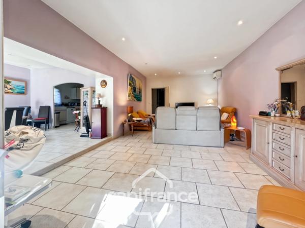 Maison à vendre 6 pièces HYERES (83) - Charme de l'ancien - 4 chambres - 200m2 habitables - Piscine - possibilité 2 appartements.