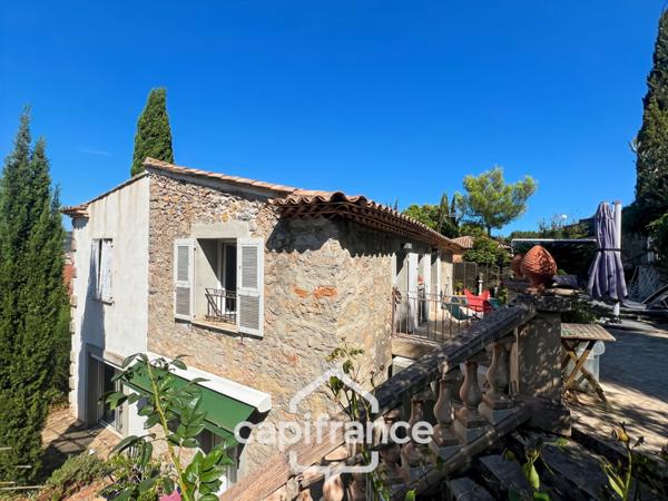 Maison à vendre 6 pièces HYERES (83) - Charme de l'ancien - 4 chambres - 200m2 habitables - Piscine - possibilité 2 appartements.