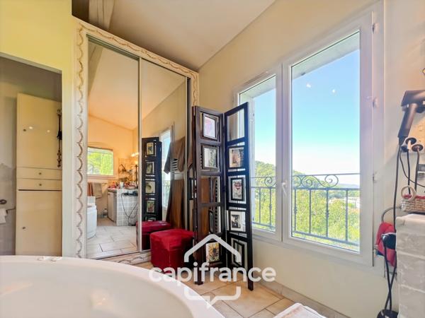 Maison à vendre 6 pièces HYERES (83) - Charme de l'ancien - 4 chambres - 200m2 habitables - Piscine - possibilité 2 appartements.