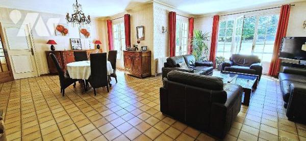 À GOVEN Grande maison familiale sur un parc paysager avec piscine chauffée.
Vous rêvez d'espac...