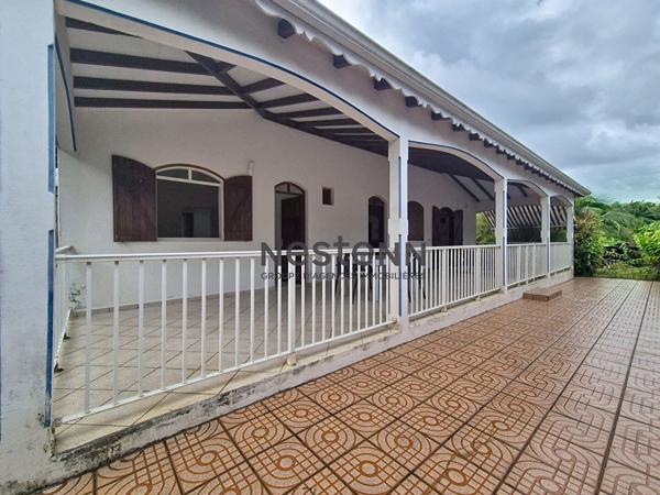 A VENDRE VILLA 4 pièce(s) + T3 indépendant avec Garage à Petit-Bourg