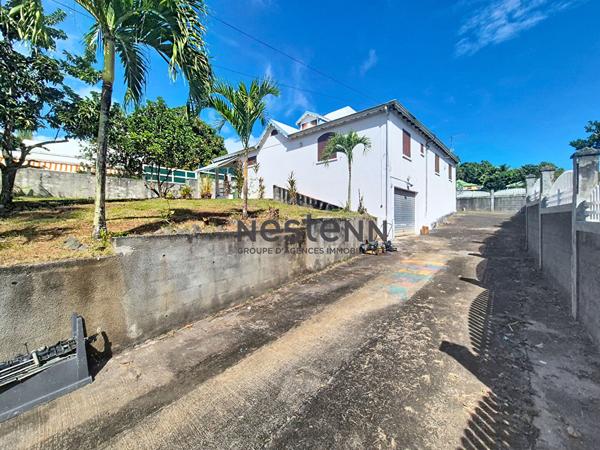 A VENDRE VILLA 4 pièce(s) + T3 indépendant avec Garage à Petit-Bourg