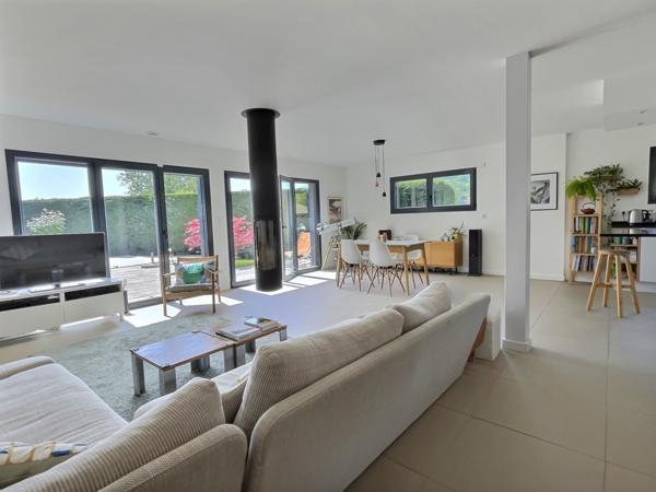 Grilly (01220) Maison récente avec piscine au calme