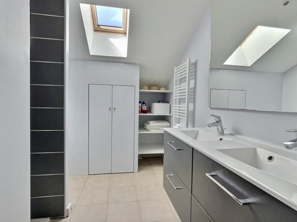 Grilly (01220) Maison récente avec piscine au calme