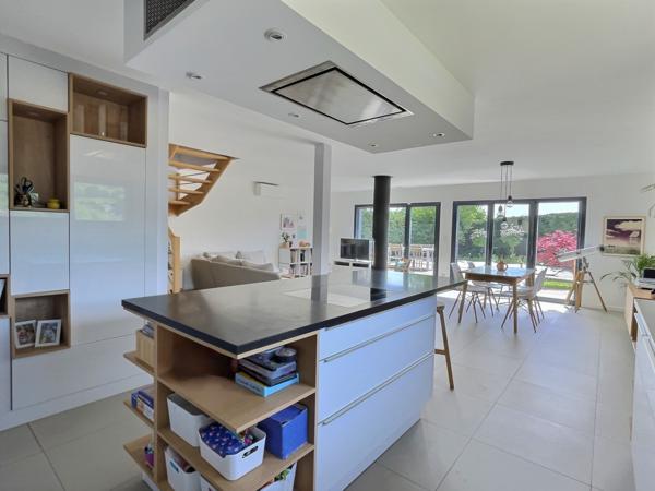 Grilly (01220) Maison récente avec piscine au calme