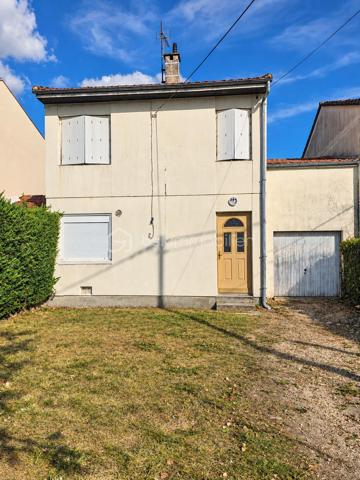 Située sur la rive gauche de Bergerac, à proximité des commerces, écoles et commodités, découvrez cette maison de 92 m² habitables, implantée sur une parcelle de 367 m².

Au rez-de-chaussée, elle se compose d'une entrée, d'une cuisine, d'un salon donnant directement sur le jardin arrière, d'une salle d'eau et d'un WC indépendant.

À l'étage, l'espace nuit propose 4 chambres, idéales pour accueillir une famille ou aménager un espace bureau selon vos besoins.

Côté confort, la maison dispose du double vitrage et d'un chauffage au gaz de ville. Garage attenant. Un puits est également présent sur la propriété.

Des travaux de rénovation sont actuellement en cours, les photos seront donc ajoutées prochainement afin de présenter le bien une fois les travaux avancés.

Taxe foncière : 1 554 €

Une maison familiale bénéficiant d'un emplacement pratique, d'un jardin agréable et de 4 chambres, à quelques minutes des commodités de Bergerac.

Pour plus de renseignements ou pour organiser une visite, contactez-moi.