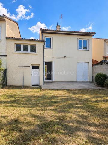 Située sur la rive gauche de Bergerac, à proximité des commerces, écoles et commodités, découvrez cette maison de 92 m² habitables, implantée sur une parcelle de 367 m².

Au rez-de-chaussée, elle se compose d'une entrée, d'une cuisine, d'un salon donnant directement sur le jardin arrière, d'une salle d'eau et d'un WC indépendant.

À l'étage, l'espace nuit propose 4 chambres, idéales pour accueillir une famille ou aménager un espace bureau selon vos besoins.

Côté confort, la maison dispose du double vitrage et d'un chauffage au gaz de ville. Garage attenant. Un puits est également présent sur la propriété.

Des travaux de rénovation sont actuellement en cours, les photos seront donc ajoutées prochainement afin de présenter le bien une fois les travaux avancés.

Taxe foncière : 1 554 €

Une maison familiale bénéficiant d'un emplacement pratique, d'un jardin agréable et de 4 chambres, à quelques minutes des commodités de Bergerac.

Pour plus de renseignements ou pour organiser une visite, contactez-moi.
