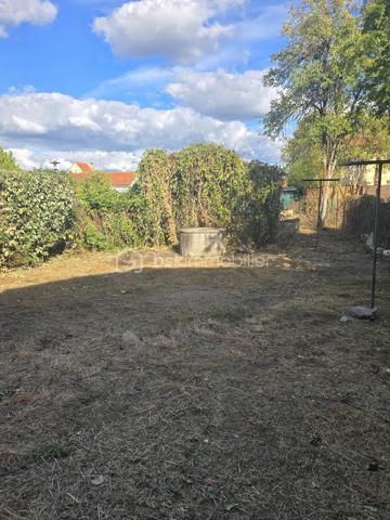 Située sur la rive gauche de Bergerac, à proximité des commerces, écoles et commodités, découvrez cette maison de 92 m² habitables, implantée sur une parcelle de 367 m².

Au rez-de-chaussée, elle se compose d'une entrée, d'une cuisine, d'un salon donnant directement sur le jardin arrière, d'une salle d'eau et d'un WC indépendant.

À l'étage, l'espace nuit propose 4 chambres, idéales pour accueillir une famille ou aménager un espace bureau selon vos besoins.

Côté confort, la maison dispose du double vitrage et d'un chauffage au gaz de ville. Garage attenant. Un puits est également présent sur la propriété.

Des travaux de rénovation sont actuellement en cours, les photos seront donc ajoutées prochainement afin de présenter le bien une fois les travaux avancés.

Taxe foncière : 1 554 €

Une maison familiale bénéficiant d'un emplacement pratique, d'un jardin agréable et de 4 chambres, à quelques minutes des commodités de Bergerac.

Pour plus de renseignements ou pour organiser une visite, contactez-moi.