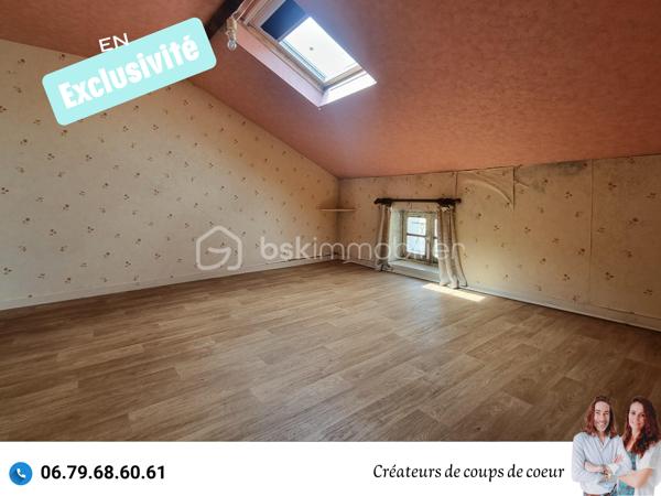 Nous vous proposons en exclusivité cette maison en pierre composée de :
-Au rez-de-chaussée: cuisine, grande pièce de vie lumineuse avec cheminée, WC séparé, buanderie, véranda chauffée. Accès à la cave.
-A l'étage: 3 chambres, un espace de stockage, une salle d'eau, WC séparé.

A l'extérieur: un garage non attenant, cabanon, volières. Grand jardin arboré entièrement clos (arbres fruitiers).

Tout à l'égout, chaudière récente, double vitrage (sauf 5 fenêtres de petite taille qui sont à changer), volets électriques, toiture en bon état.

Située à Pamproux, proche toutes commodités (école, commerce, gare TER), à 30 minutes de Niort et Poitiers, 15 minutes de Saint-Maixent-L'Ecole (Gare TGV Paris-Montparnasse).

Ce que nous en avons pensé : " Une très jolie maison qui mérite d'être remise au goût du jour. L'endroit est très peu passant et très calme. La jardin est également très agréable!"

Vendeurs, avis de valeur offert. Acquéreurs, bénéficiez de notre service financier.