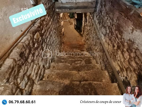 Nous vous proposons en exclusivité cette maison en pierre composée de :
-Au rez-de-chaussée: cuisine, grande pièce de vie lumineuse avec cheminée, WC séparé, buanderie, véranda chauffée. Accès à la cave.
-A l'étage: 3 chambres, un espace de stockage, une salle d'eau, WC séparé.

A l'extérieur: un garage non attenant, cabanon, volières. Grand jardin arboré entièrement clos (arbres fruitiers).

Tout à l'égout, chaudière récente, double vitrage (sauf 5 fenêtres de petite taille qui sont à changer), volets électriques, toiture en bon état.

Située à Pamproux, proche toutes commodités (école, commerce, gare TER), à 30 minutes de Niort et Poitiers, 15 minutes de Saint-Maixent-L'Ecole (Gare TGV Paris-Montparnasse).

Ce que nous en avons pensé : " Une très jolie maison qui mérite d'être remise au goût du jour. L'endroit est très peu passant et très calme. La jardin est également très agréable!"

Vendeurs, avis de valeur offert. Acquéreurs, bénéficiez de notre service financier.