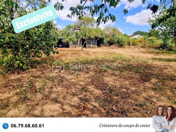 Nous vous proposons en exclusivité cette maison en pierre composée de :
-Au rez-de-chaussée: cuisine, grande pièce de vie lumineuse avec cheminée, WC séparé, buanderie, véranda chauffée. Accès à la cave.
-A l'étage: 3 chambres, un espace de stockage, une salle d'eau, WC séparé.

A l'extérieur: un garage non attenant, cabanon, volières. Grand jardin arboré entièrement clos (arbres fruitiers).

Tout à l'égout, chaudière récente, double vitrage (sauf 5 fenêtres de petite taille qui sont à changer), volets électriques, toiture en bon état.

Située à Pamproux, proche toutes commodités (école, commerce, gare TER), à 30 minutes de Niort et Poitiers, 15 minutes de Saint-Maixent-L'Ecole (Gare TGV Paris-Montparnasse).

Ce que nous en avons pensé : " Une très jolie maison qui mérite d'être remise au goût du jour. L'endroit est très peu passant et très calme. La jardin est également très agréable!"

Vendeurs, avis de valeur offert. Acquéreurs, bénéficiez de notre service financier.