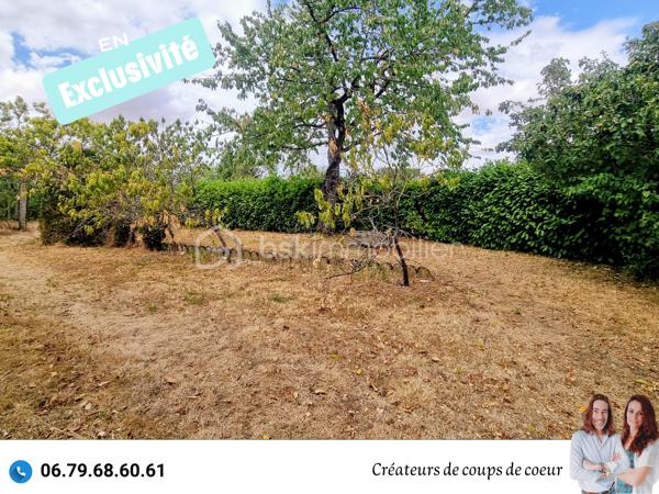 Nous vous proposons en exclusivité cette maison en pierre composée de :
-Au rez-de-chaussée: cuisine, grande pièce de vie lumineuse avec cheminée, WC séparé, buanderie, véranda chauffée. Accès à la cave.
-A l'étage: 3 chambres, un espace de stockage, une salle d'eau, WC séparé.

A l'extérieur: un garage non attenant, cabanon, volières. Grand jardin arboré entièrement clos (arbres fruitiers).

Tout à l'égout, chaudière récente, double vitrage (sauf 5 fenêtres de petite taille qui sont à changer), volets électriques, toiture en bon état.

Située à Pamproux, proche toutes commodités (école, commerce, gare TER), à 30 minutes de Niort et Poitiers, 15 minutes de Saint-Maixent-L'Ecole (Gare TGV Paris-Montparnasse).

Ce que nous en avons pensé : " Une très jolie maison qui mérite d'être remise au goût du jour. L'endroit est très peu passant et très calme. La jardin est également très agréable!"

Vendeurs, avis de valeur offert. Acquéreurs, bénéficiez de notre service financier.